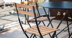 Natúr fa összecsukható szék Fermob Bisztró fekete fém szerkezettel