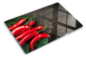 Edzett üveg vágódeszka Chili paprika fa háttéren