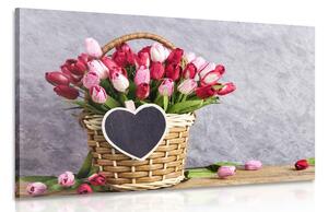 Piros tulipánok fa kosárban