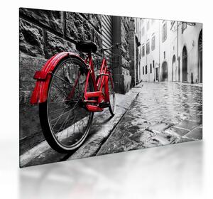 Egy vörös kerék képe egy macskaköves utcán (üvegen) (70x50 cm)