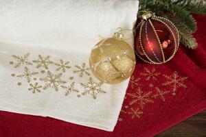 Pamut karácsonyi törölköző arany hópelyhekkel Szélesség: 70 cm | Hossz: 140 cm