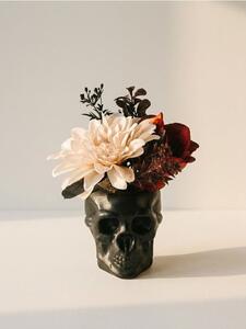 Sinsay - Halloween dekoráció virágokkal, koponya alakú vázában - többszínű