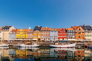 Fotográfia Multi-colored vibrant houses along Nyhavn harbour, Alexander Spatari