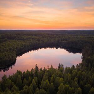 Fotográfia Scenic view of lake against sky, Topi Lainio / 500px