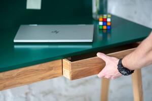 LUKA Ashwood íróasztal 85x50cm fiókkal zöld