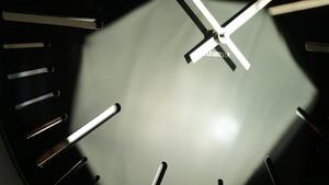 Stílusos fekete óra nappaliba, 50 cm