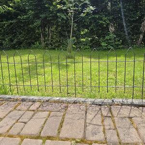 Moduláris, leszúrható fém kerti kis kerítés, tetőformájú