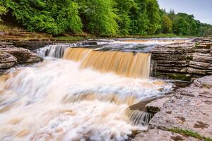 Nem szőtt fotótapéta aysgarth falls, yorkshire 375 x 250 cm