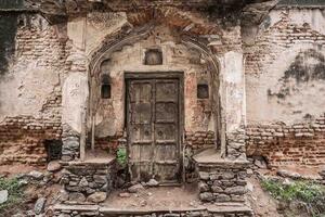 Nem szőtt fotótapéta rom egy régi ajtóval 375 x 250 cm