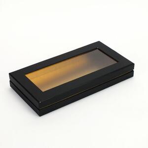 Lapos tégla papírdoboz arany belsővel fekete