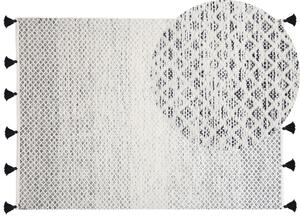 Fekete Fehér Szőtt Szőnyeg Bojtokkal 140 x 200 cm GEMLIK
