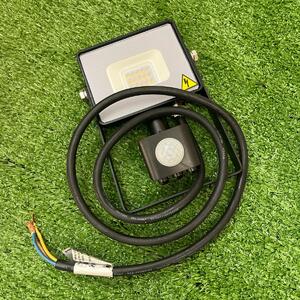 LED reflektor , 10 Watt , mozgásérzékelős , meleg fehér , SAMSUNG chip , 5 év garancia , fekete, CSOMAGOLÁSSÉRÜLT