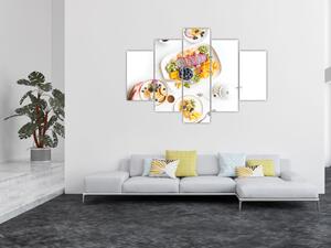 Tányérok gyümölcsökkel az asztalon képe (150x105 cm)