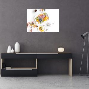 Tányérok gyümölcsökkel az asztalon képe (70x50 cm)