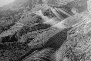 Kép vízesés hegyekben fekete fehérben