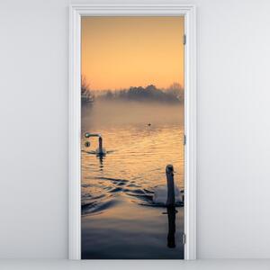 Fotótapéta ajtóra - Hattyúk a vízen és a ködben (95x205cm)