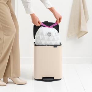 Brabantia Bo Pedal Bin pedálos hulladékgyűjtő szagmentesen záródó Soft-Close fedél, karcsú, négyzetes forma, műanyag tartály, 12L - C méret, acél, vlágos bézs - 238024