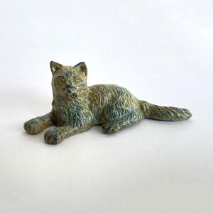 Fekvő Macska Szobor (Bronz) kis miniszobor zöld múzeum
