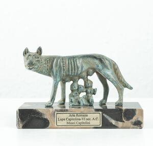 Római Capitoliumi Farkas Szobor (Romulus és Rémusz a farkasanyával) – bronz
