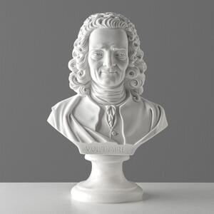 Voltaire mellszobor — a francia felvilágosodás szelleme