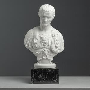 Julius Caesar mellszobor fekete márványtalapzaton
