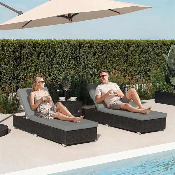 Outsunny 2 darabos rattan napozóágy szett asztallal, kerti napozóágyak