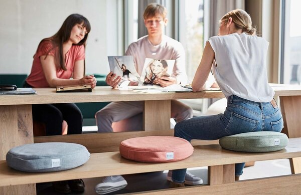 Betonszürke kiegyensúlyozó párna VLUV PIL & PED STOV 36 cm