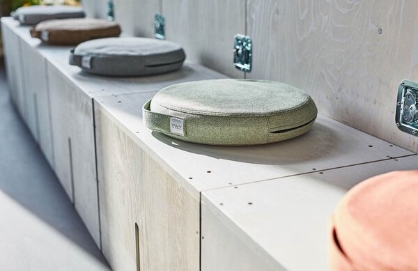 Betonszürke kiegyensúlyozó párna VLUV PIL & PED STOV 36 cm