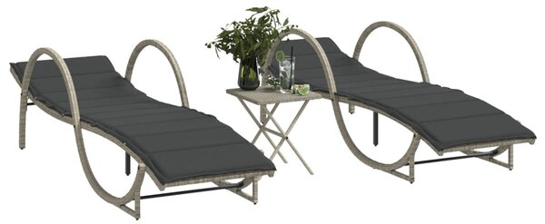 2 db világosszürke polyrattan napozóágy asztallal