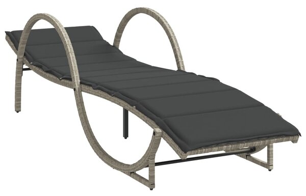 2 db világosszürke polyrattan napozóágy asztallal