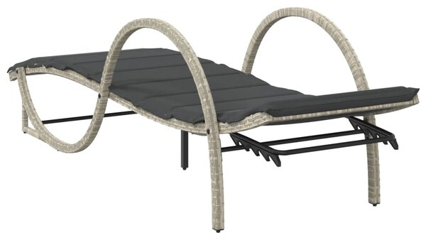 2 db világosszürke polyrattan napozóágy asztallal