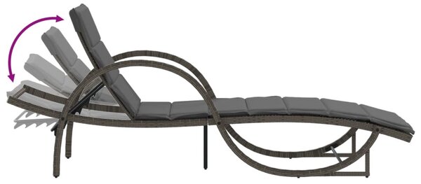 2 db szürke polyrattan napozóágy asztallal