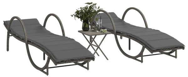 2 db szürke polyrattan napozóágy asztallal