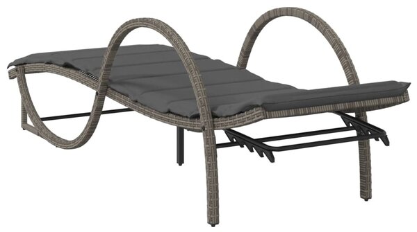 2 db szürke polyrattan napozóágy asztallal