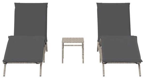 2 db világosszürke polyrattan napozóágy asztallal