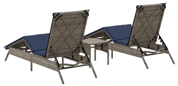 2 db szürke polyrattan napozóágy asztallal