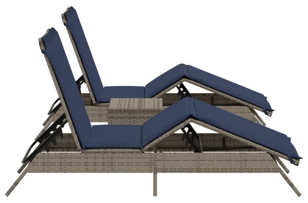 2 db szürke polyrattan napozóágy asztallal