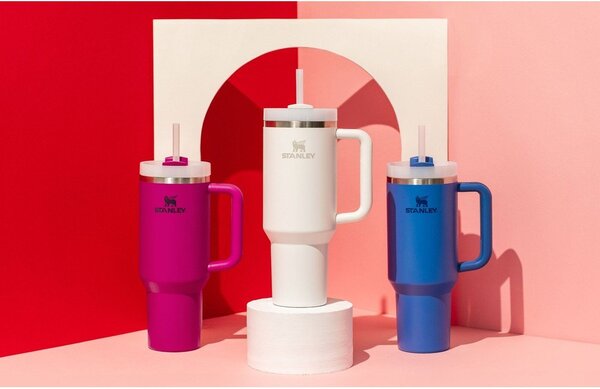 Fehér rozsdamentes acél termosz szívószállal 1,18 l Quencher H2.0 FlowState Tumbler Frost – Stanley