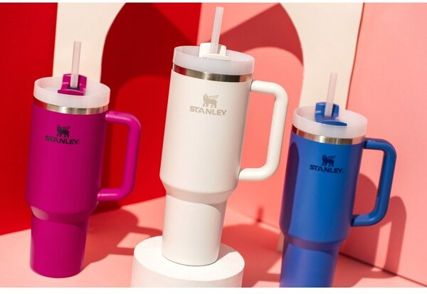 Fehér rozsdamentes acél termosz szívószállal 1,18 l Quencher H2.0 FlowState Tumbler Frost – Stanley