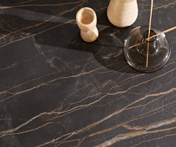 DELIFE Dohányzóasztal Skafi 100x40 cm Laminam® kerámia Noir Desir barna metál ezüst