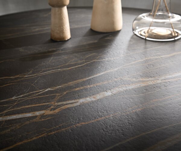 DELIFE Dohányzóasztal Skafi 100x40 cm Laminam® kerámia Noir Desir barna metál ezüst
