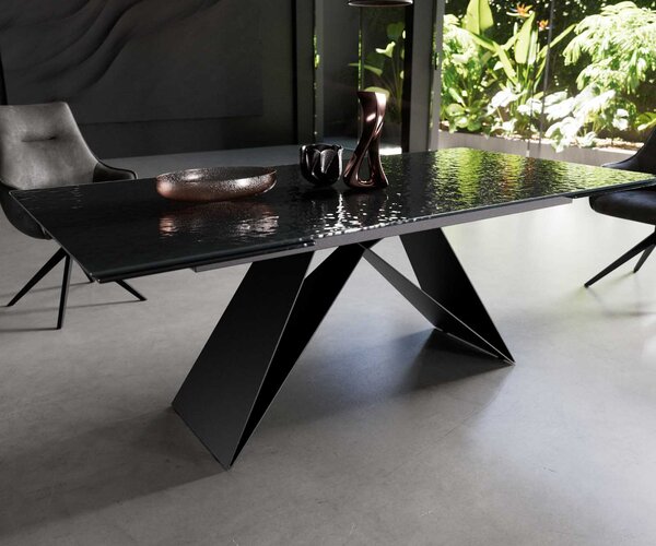 DELIFE Étkezőasztal Edge 200-300x100 domborított üveg füstfekete 3D design V alakú láb laposacél fekete kihúzható