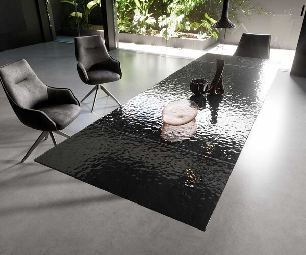 DELIFE Étkezőasztal Edge 200-300x100 domborított üveg füstfekete 3D design V alakú láb laposacél fekete kihúzható