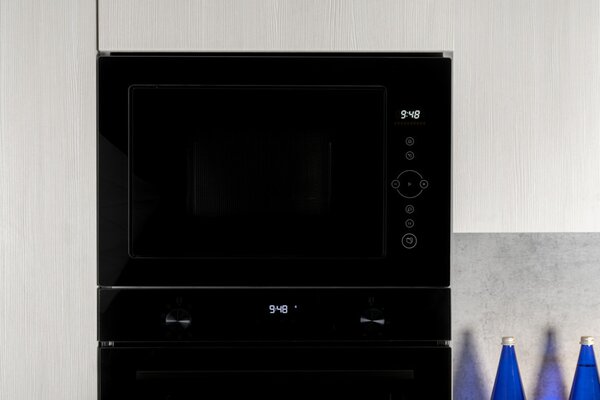 Kluge beépíthető mikrohullámú sütő grillel, 25L, fekete üveg