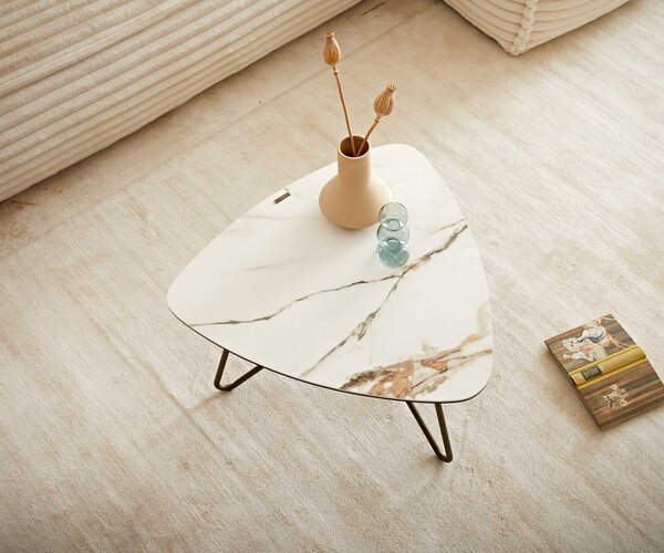 DELIFE Dohányzóasztal Ekrem 65x65 cm kerámia Calacatta Luxe fehér arany szürke hajlított láb kerek fém titán effekt felület