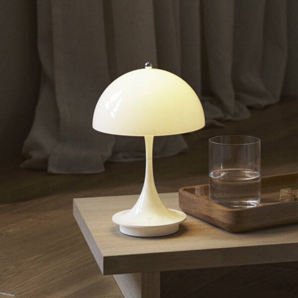 Louis Poulsen Panthella PORTABLE 160 V3, opál bézs, dimmelhető, Krém / borostyánsárga, Nappali / Étkező, Műanyag, Dizájn