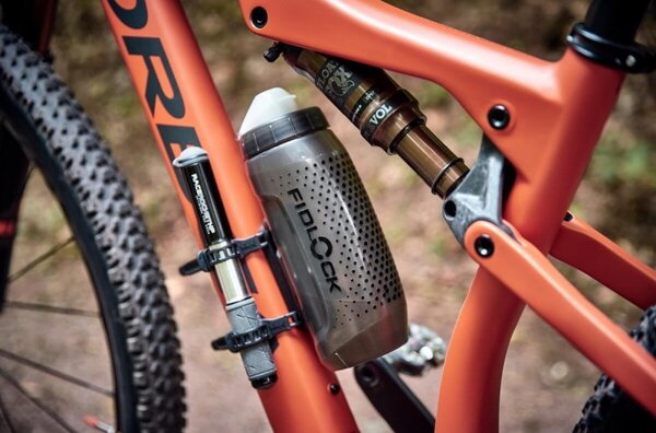 Fidlock Twist 590ml Kulacs tartó alappal - Átlátszó fekete