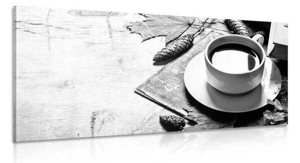 Kép egy csésze kávé őszi hangulatban fekete fehérben