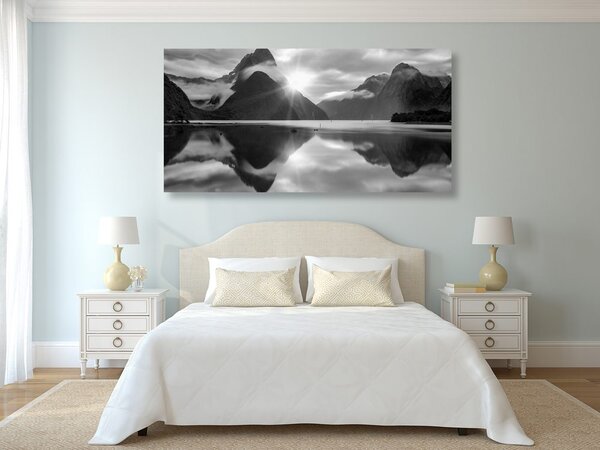 Kép Milford Sound napkelténél fekete fehérben