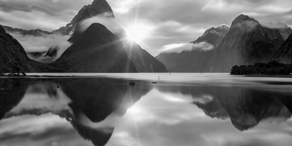 Kép Milford Sound napkelténél fekete fehérben